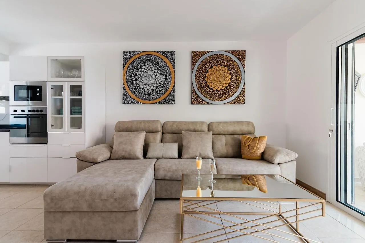 Comfortable 4-Bedroom Villa With Private Gardens Costa Adeje  0*, Costa Adeje (Tenerife)