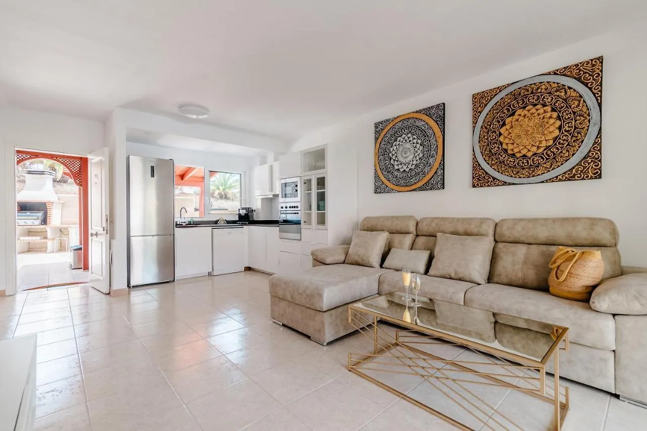 Comfortable 4-Bedroom Villa With Private Gardens Costa Adeje  0*, Costa Adeje (Tenerife)