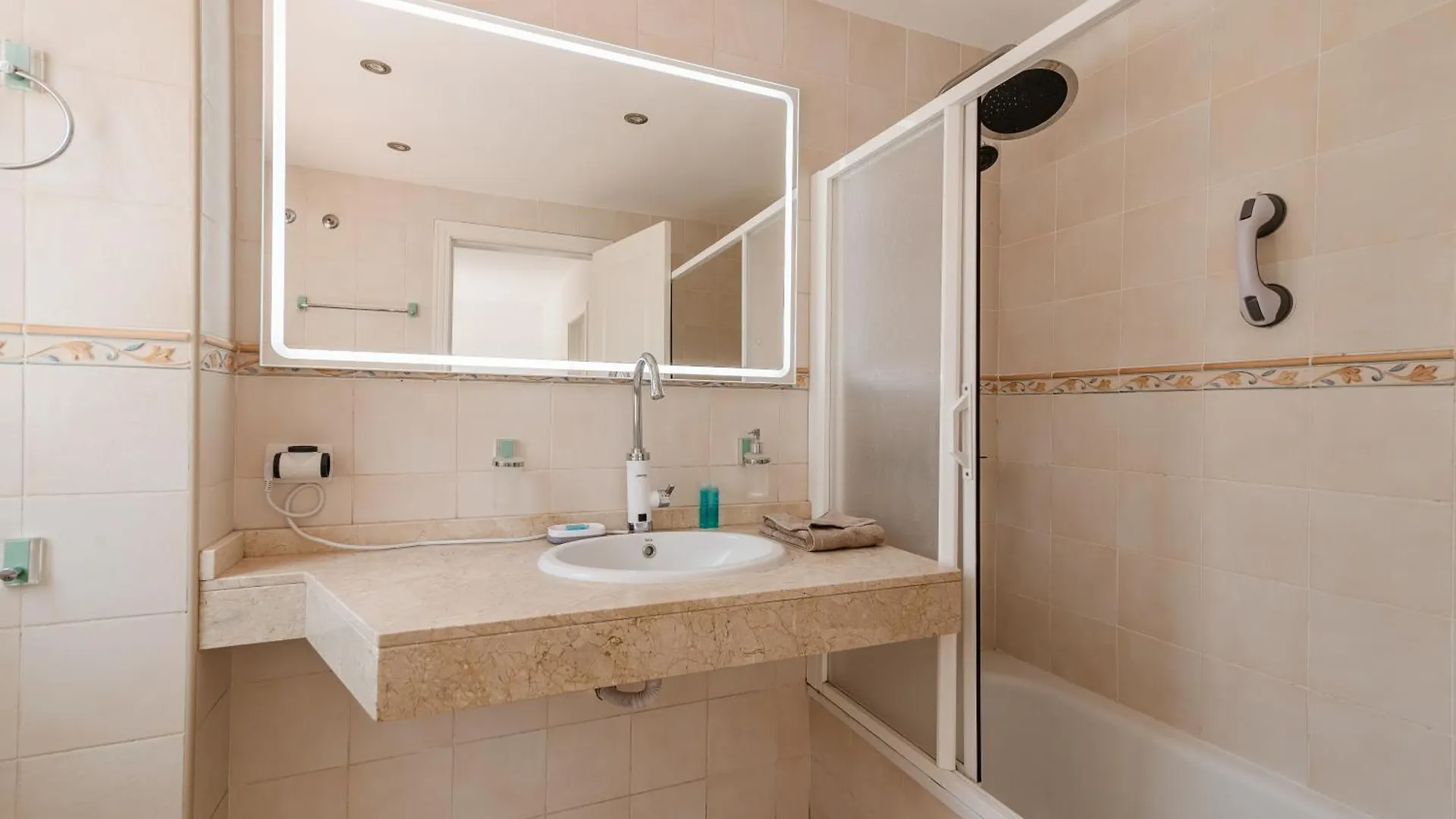 Comfortable 4-Bedroom Villa With Private Gardens Costa Adeje  0*, Costa Adeje (Tenerife)