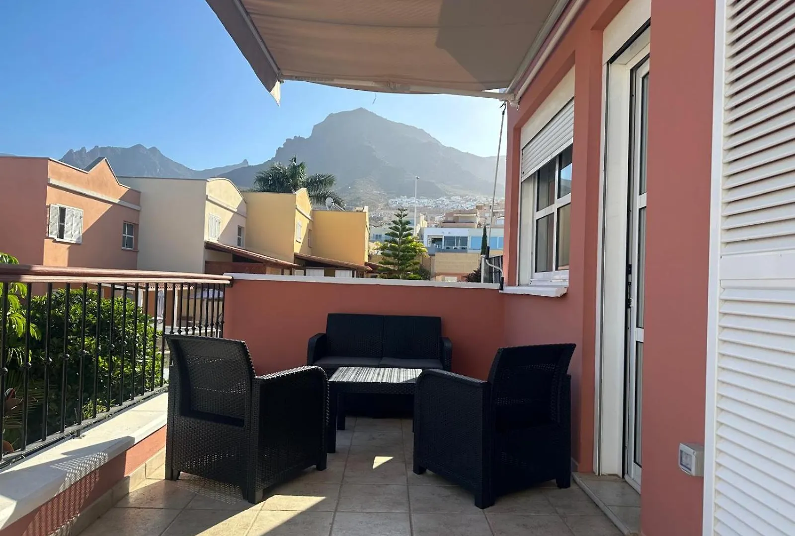 Comfortable 4-Bedroom Villa With Private Gardens Costa Adeje  Costa Adeje (Tenerife)